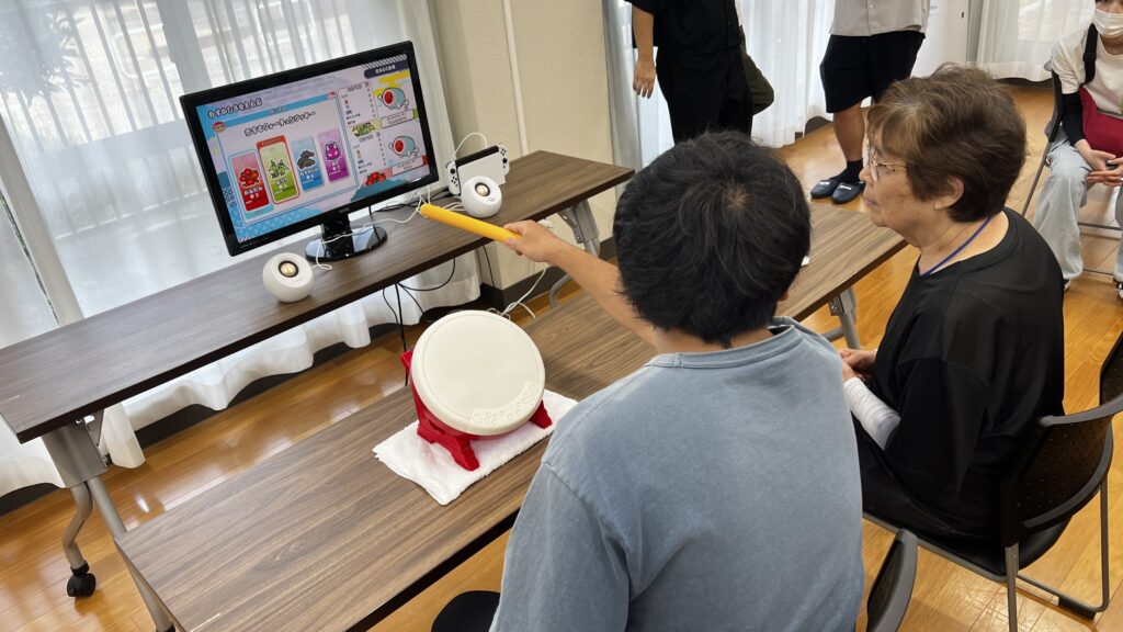 参加者に操作を案内する様子